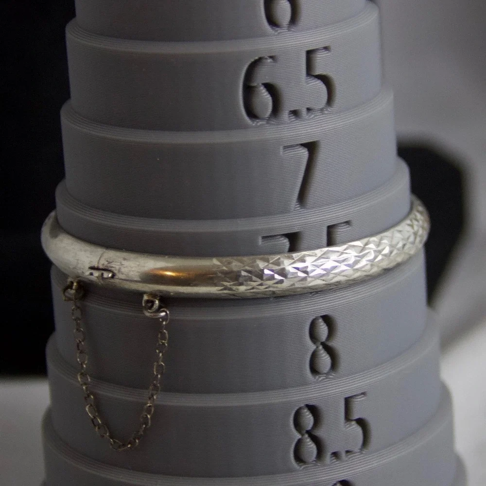 Vintage Sterling Silver 925 Diamond Cut Engraved Hinged Bangle Bracelet 7.5